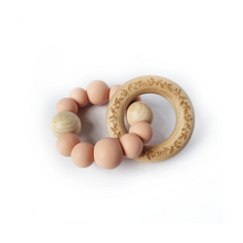 Afbeelding in Gallery-weergave laden, Natural | Chewie Engraved Leaf Rattle