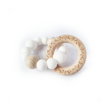 Afbeelding in Gallery-weergave laden, Natural | Chewie Engraved Leaf Rattle