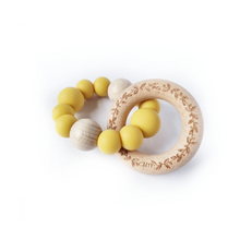 Afbeelding in Gallery-weergave laden, Natural | Chewie Engraved Leaf Rattle